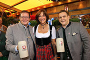 Brauereichef Bernhard Klier (li.) mit Frau vor dem Anzapf-Fass (©Foto: Martin Schmitz)
